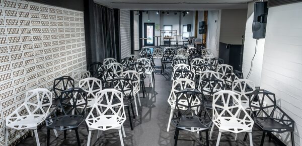 Светлый просторный зал