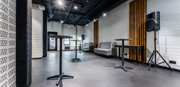 Светлый просторный зал