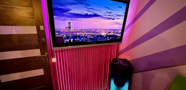 Яркий двухуровневый лофт. Телевизор с большой колонкой