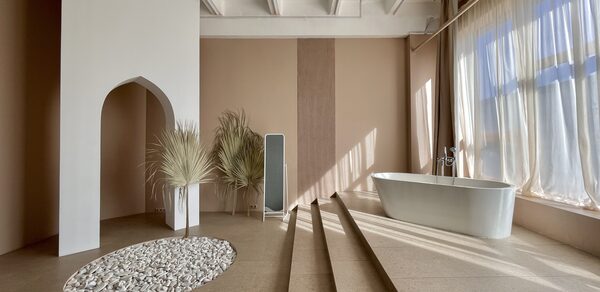 Светлый зал в бежевых тонах