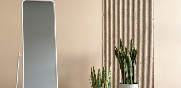 Светлый зал в бежевых тонах