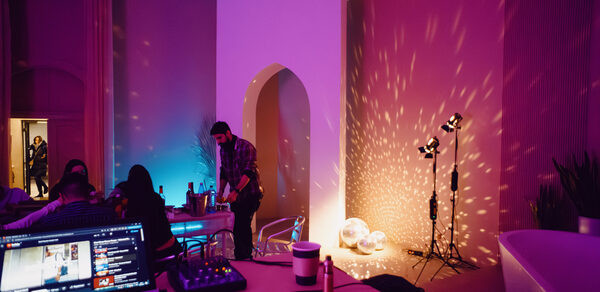 Светлый зал в бежевых тонах