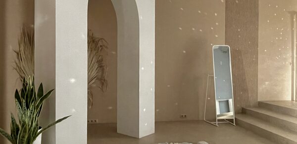 Светлый зал в бежевых тонах