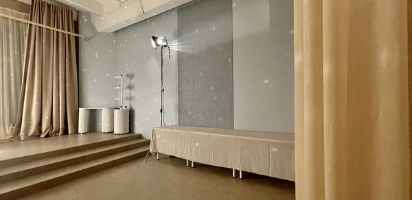 Светлый зал в бежевых тонах