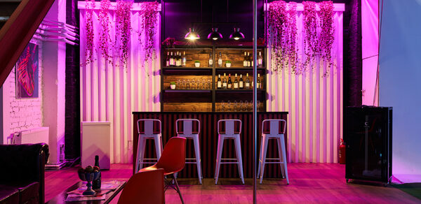 Двухуровневый лофт из белого кирпича