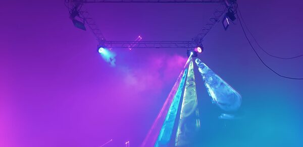 Двухуровневый лофт из белого кирпича