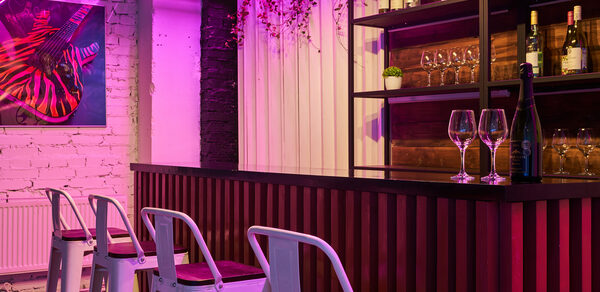 Двухуровневый лофт из белого кирпича