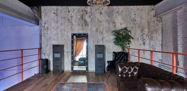 Двухуровневый лофт из белого кирпича