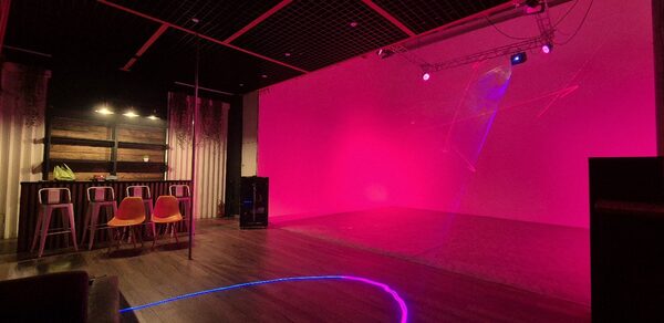 Двухуровневый лофт из белого кирпича