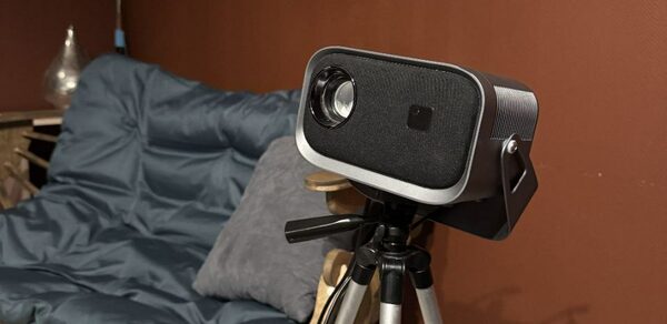 Тёмная комната с проектором