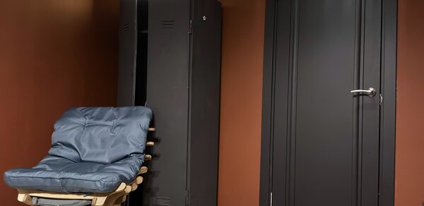 Тёмная комната с проектором