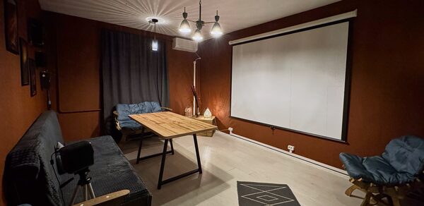 Тёмная комната с проектором