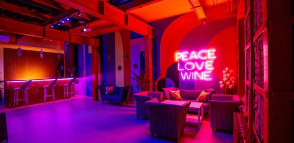 Лофт-зал с ярким цветами