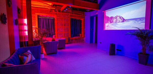 Лофт-зал с ярким цветами