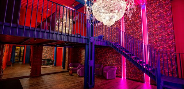 Стильный двухуровневый лофт