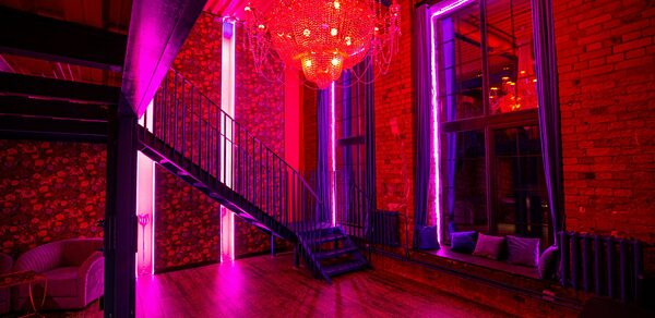 Стильный двухуровневый лофт