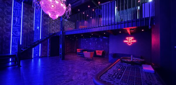 Тёмный лофт-зал с двумя этажами