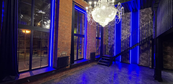 Тёмный лофт-зал с двумя этажами