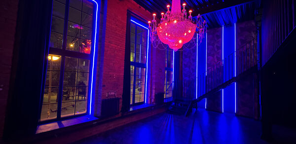 Тёмный лофт-зал с двумя этажами