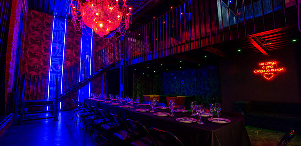 Тёмный лофт-зал с двумя этажами