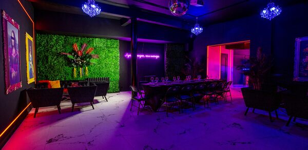 Белый неоновый лофт-зал