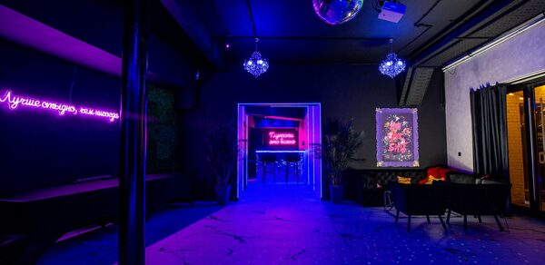 Белый неоновый лофт-зал