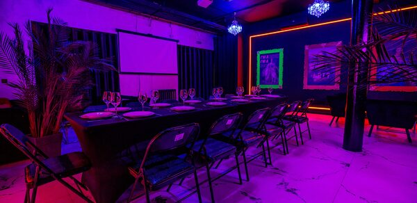 Белый неоновый лофт-зал