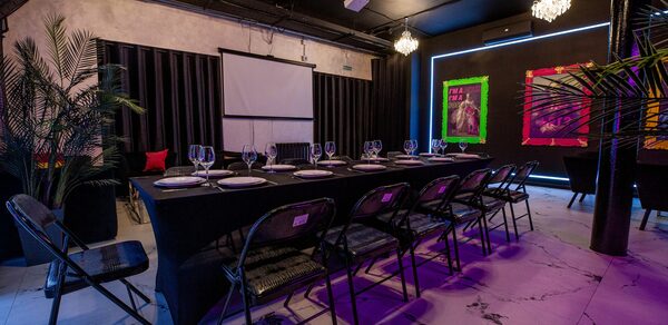 Белый неоновый лофт-зал