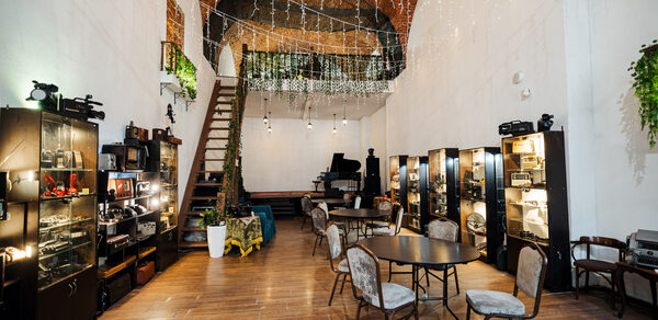 Белый зал в стиле лофт