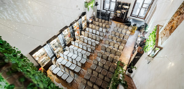 Белый зал в стиле лофт