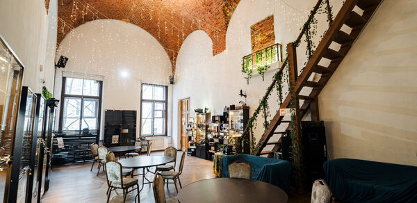 Белый зал в стиле лофт