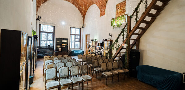 Белый зал в стиле лофт