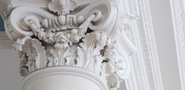 Светлый зал в классическом стиле