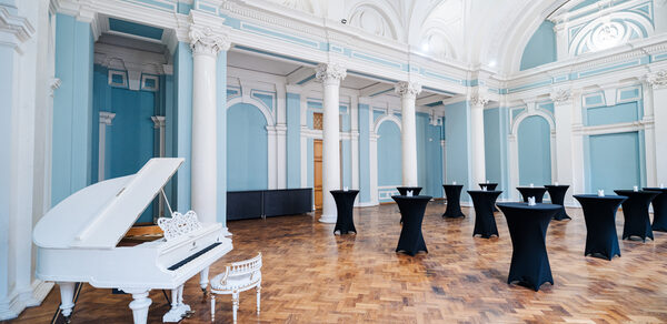 Светлый зал в классическом стиле