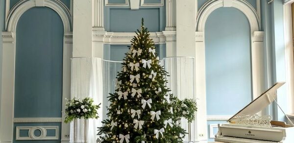 Светлый зал в классическом стиле