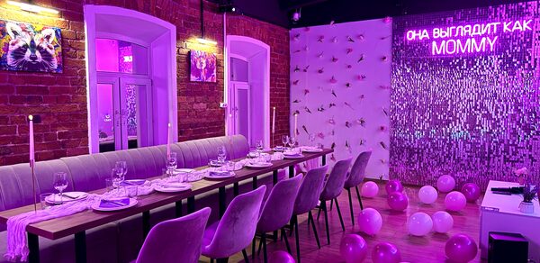 Тёмный караоке лофт-зал