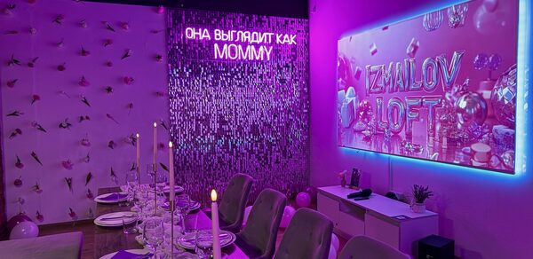 Тёмный караоке лофт-зал