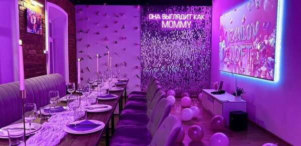 Тёмный караоке лофт-зал