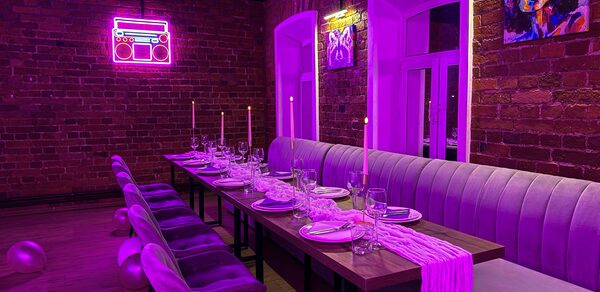 Тёмный караоке лофт-зал