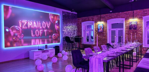 Просторный лофт-зал с неоном