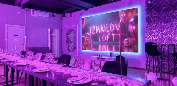 Просторный лофт-зал с неоном