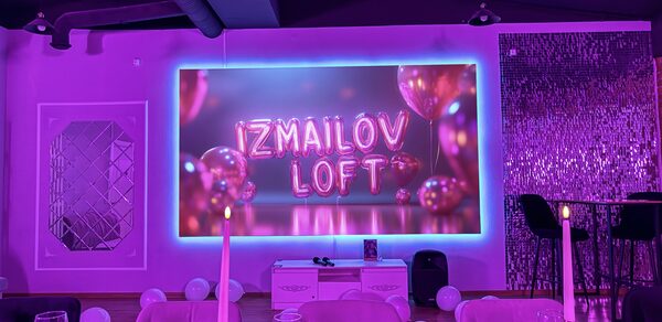 Просторный лофт-зал с неоном
