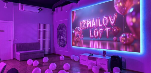 Просторный лофт-зал с неоном