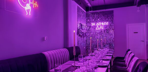 Просторный лофт-зал с неоном