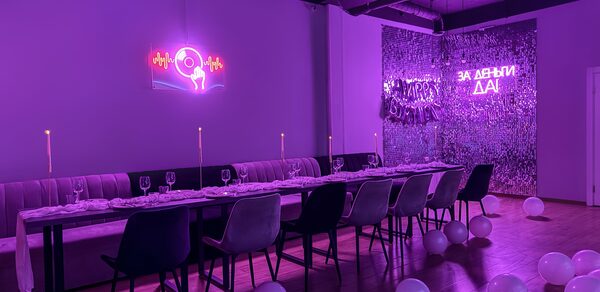 Просторный лофт-зал с неоном