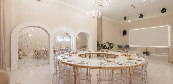 Просторный зал со сценой