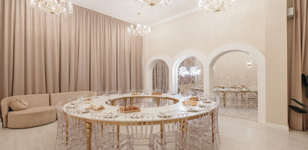 Просторный зал со сценой