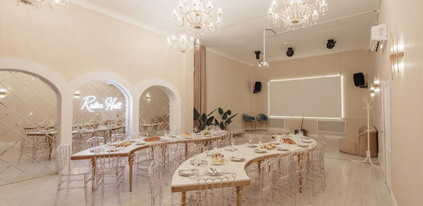 Просторный зал со сценой