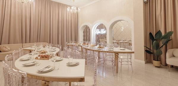 Просторный зал со сценой