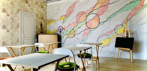 Светлый зал 30 кв. м с естественным светом